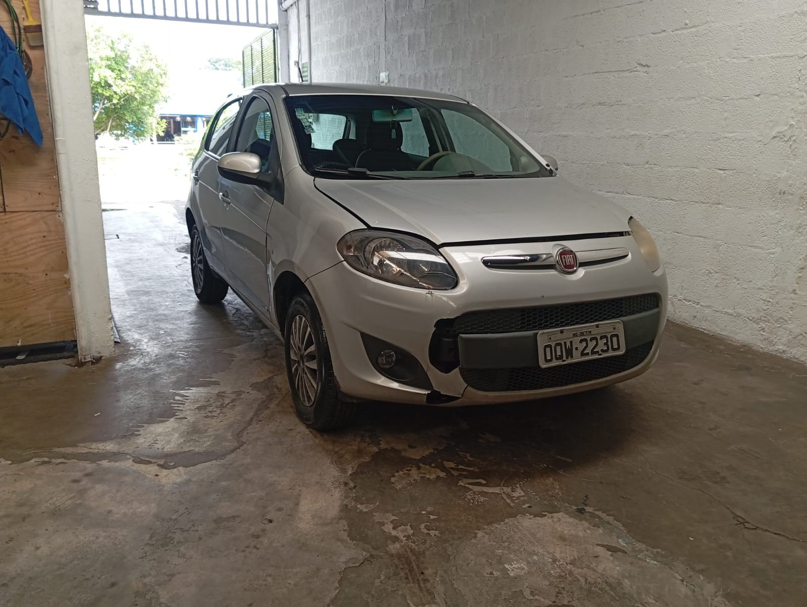 Fiat Palio prata após serviço de lanternagem