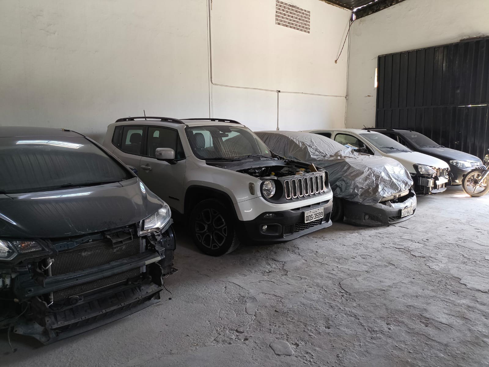 Veículos aguardando serviço na GPM Auto Center