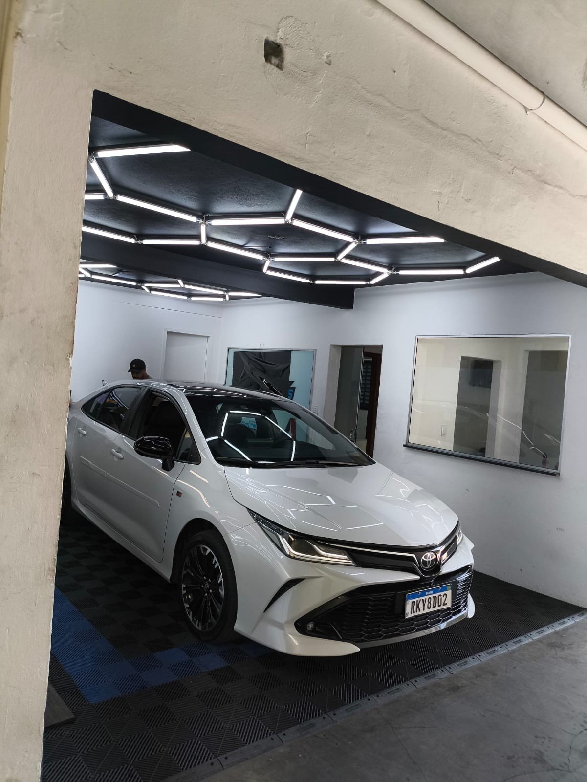 Toyota Corolla branco após polimento profissional na GPM Auto Center