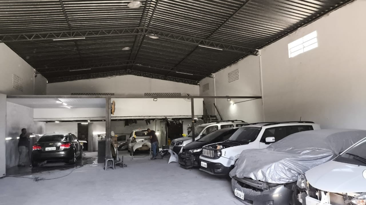 Oficina da GPM Auto Center com veículos em manutenção
